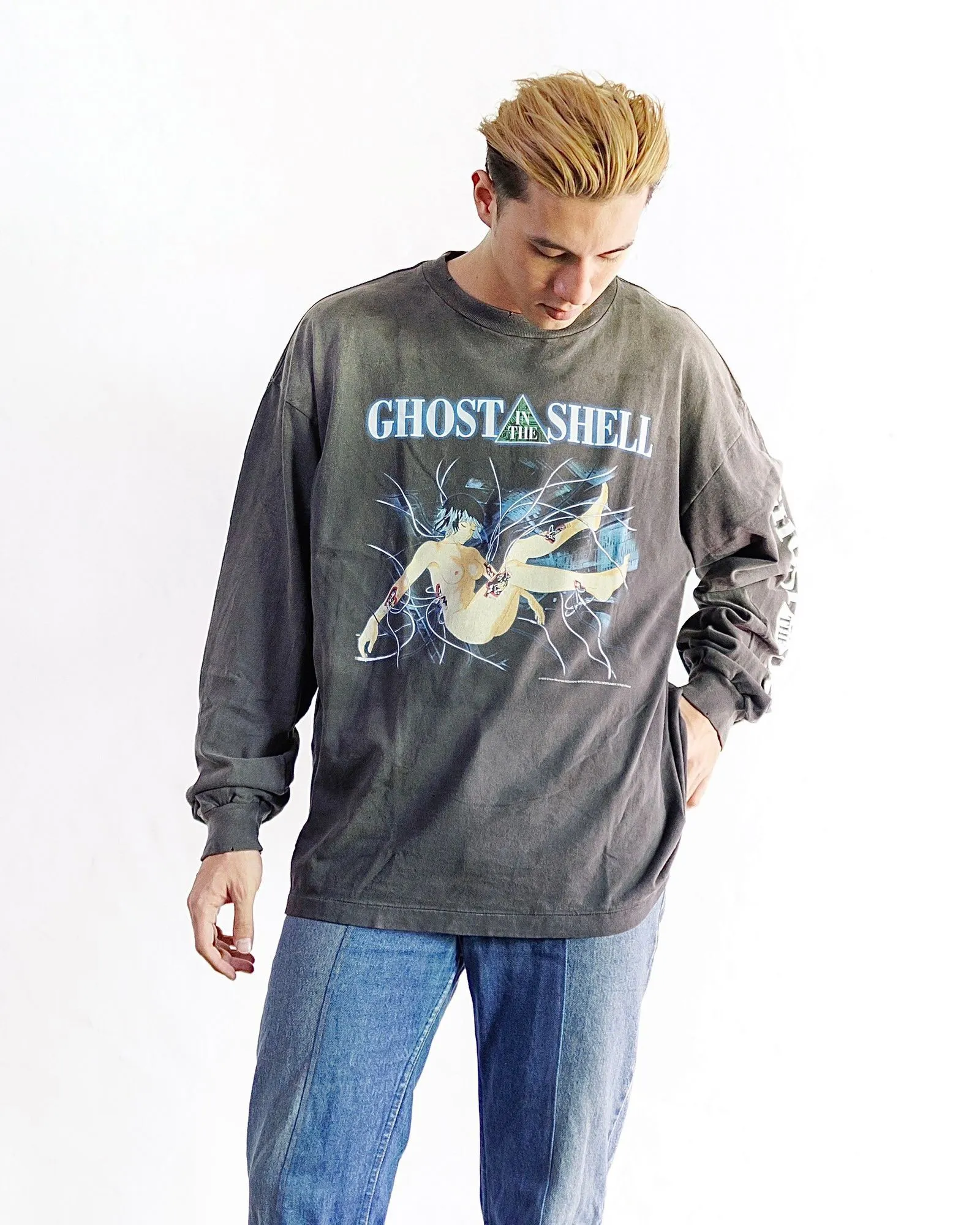 SAINT Mxxxxxx × GHOST IN THE SHELL Ghost in the Shell GS_LS TEE/GITS/BLK Big IP Ghost in the Shell co-branded model Sleeping Motoko Kusanagi Retro distressed long sleeves Washed black S-XL Ready-to-wear Assute dyeing Full-body spray fade/replacement fade Correct accessories Joint LOGO wash mark/main mark/cherub mark Super complex printing replica The drawing/pattern making cycle is very long and the hand graffiti is dirty.